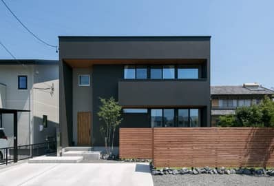 こだわりタタミコーナーがある黒BOX の家の外観