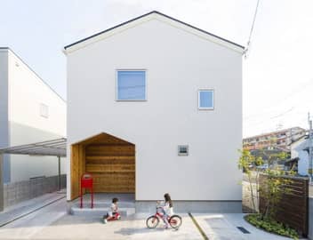 三角屋根の白いお家の外観